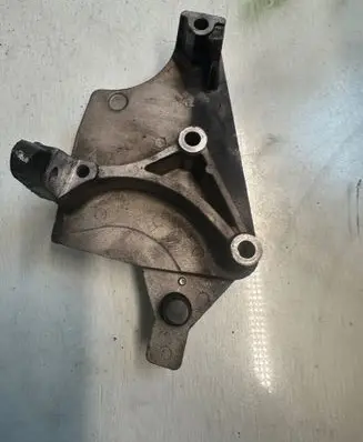 Renault Clio III Engine mounting bracket 8200408663