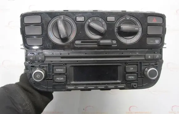 Volkswagen Up Radio/CD/DVD/GPS head unit 1S035156E 1S0820