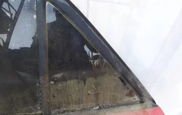 Rear vent window glass