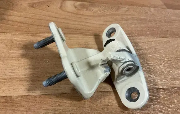 Mercedes-Benz E W212 Rear door lower hinge A047058