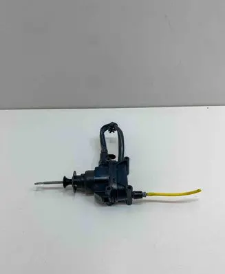 Engine mount vacuum valve