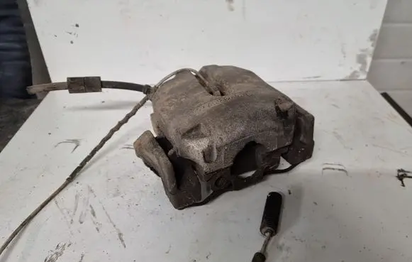 BMW 5 E39 Front brake caliper