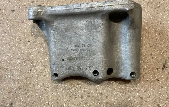 BMW 1 F40 Engine mounting bracket 8511299