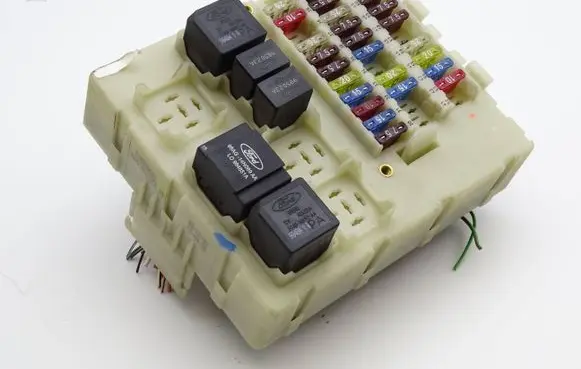 Ford Focus Fuse module 98AG14A073CE 518239603