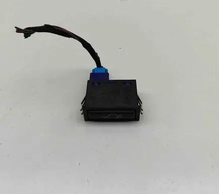 BMW 7 E38 Tailgate/boot open switch button 03052500 8365579