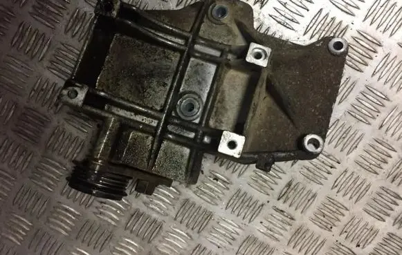Volkswagen PASSAT B5 Engine mounting bracket 058260885C
