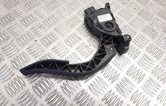 Accelerator throttle pedal
