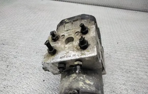 Audi A4 S4 B5 8D ABS Pump 8E0614111