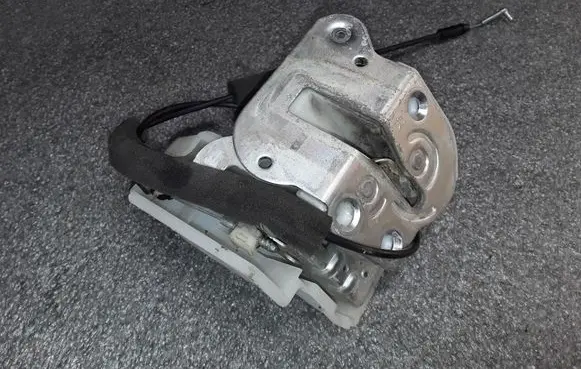 Mazda 5 Sliding door lock 