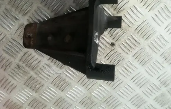 Suzuki Grand Vitara II Engine mounting bracket