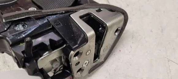 Toyota Avensis T270 Rear door lock
