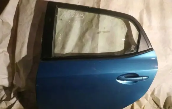 Mazda 2 Rear door melynos