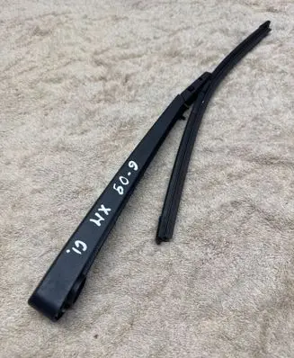 Rear wiper blade arm