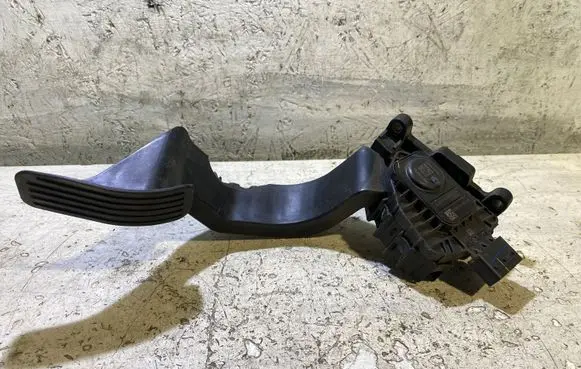 Chrysler 200 Accelerator throttle pedal K1406043904 66337E