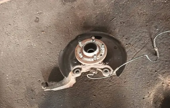 Land Rover Discovery 3 - LR3 Front wheel hub