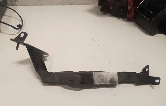 Audi A4 S4 B8 8K Fender mounting bracket 8K0821135C