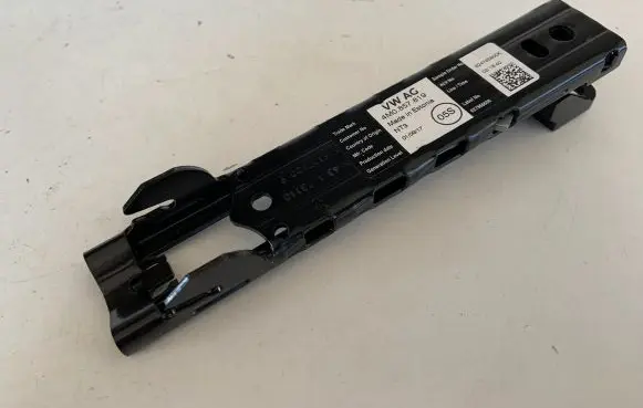 Audi Q7 4M Seat belt adjustment rail 4M0857819