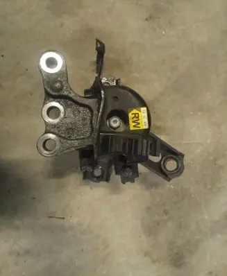 Toyota Verso Engine mount bracket