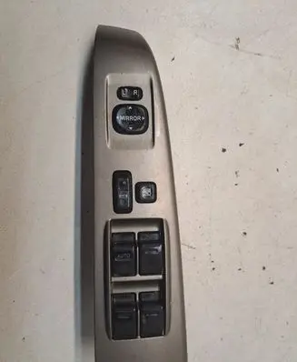 Toyota Prius (XW20) Electric window control switch 8482047050