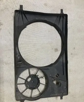 Radiator cooling fan shroud