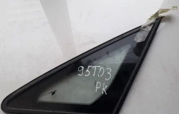 Toyota Avensis Verso Front triangle window/glass 