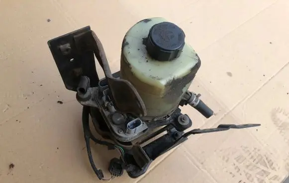Ford Focus C-MAX Power steering pump 3M513K514DD