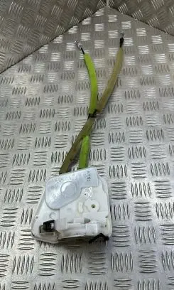 Mazda 3 II Front door lock BJE7