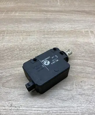 BMW 5 E39 Fuel tank cap lock motor 8352168 40620433