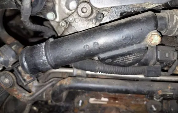 Volkswagen PASSAT B6 Engine coolant pipe/hose 03g121132
