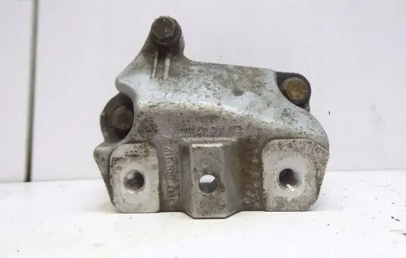 Volkswagen Touran I Engine mounting bracket 1K0199117