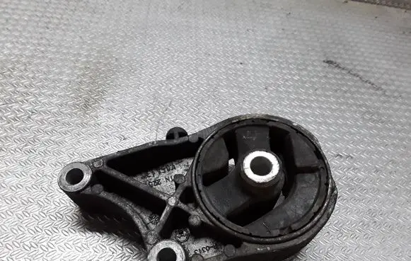 Opel Zafira B Engine mount bracket