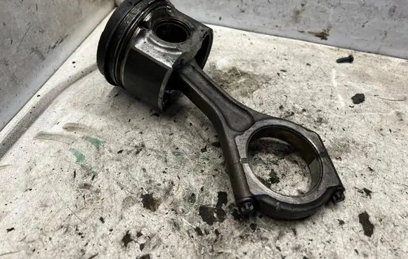 Subaru Outback Piston with connecting rod