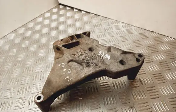 Engine mounting bracket