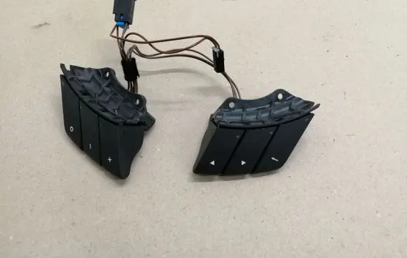 Steering wheel buttons/switches