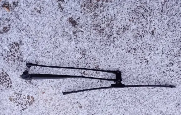Peugeot 108 Front wiper blade arm W000033349