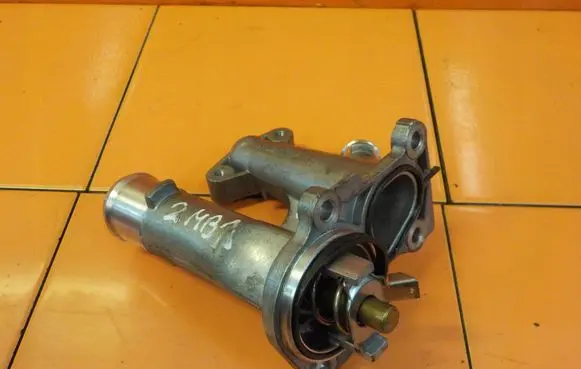 Volvo S60 Thermostat/thermostat housing BM5G9K478AA