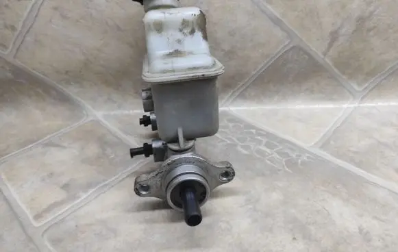 Master brake cylinder