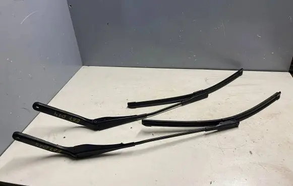 BMW 1 E81 E87 Front wiper blade arm 7160009