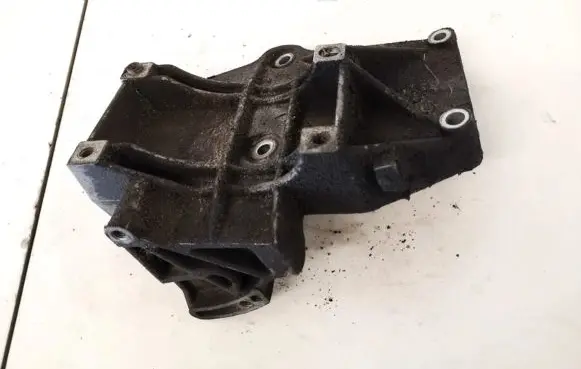 Volkswagen PASSAT B5 Engine mounting bracket 028260885a