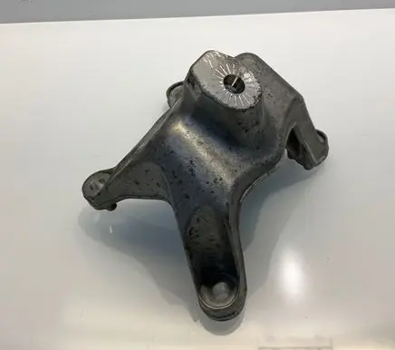 Engine mounting bracket