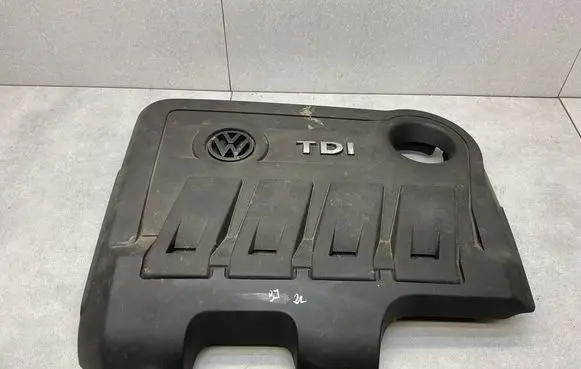 Volkswagen PASSAT B7 Engine cover (trim) 03L103925R