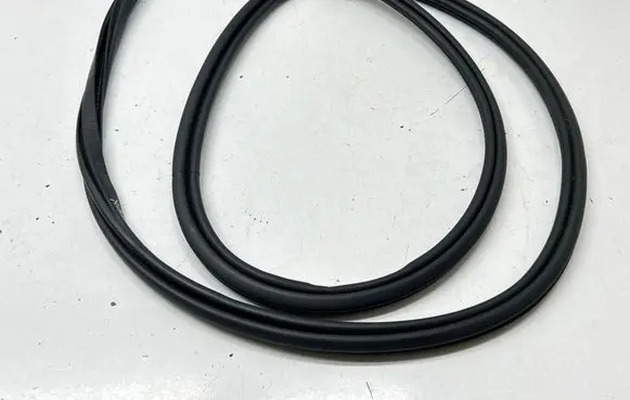 Volvo XC60 Front door rubber seal 31424344