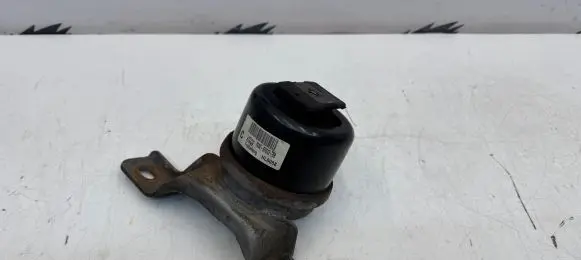 Land Rover Freelander 2 - LR2 Engine mount bracket 7G926F012BB
