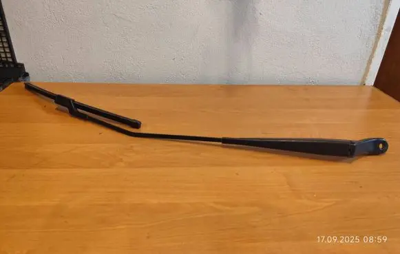 Renault Twingo II Front wiper blade arm 8200725625C
