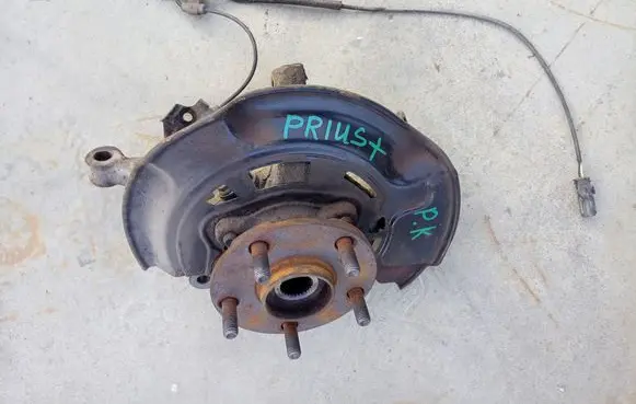 Toyota Prius+ (ZVW40) Front wheel hub