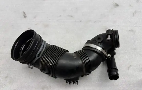 Skoda Octavia Mk3 (5E) Turbo air intake inlet pipe/hose 5Q0129635