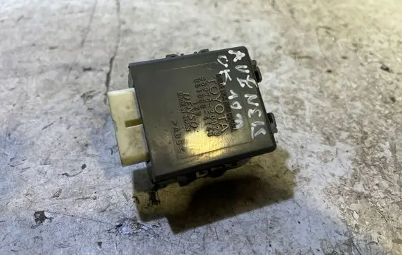 Toyota Avensis T270 Door control unit/module 0515004140