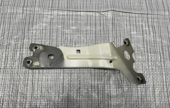 Maserati Quattroporte Fender mounting bracket D768