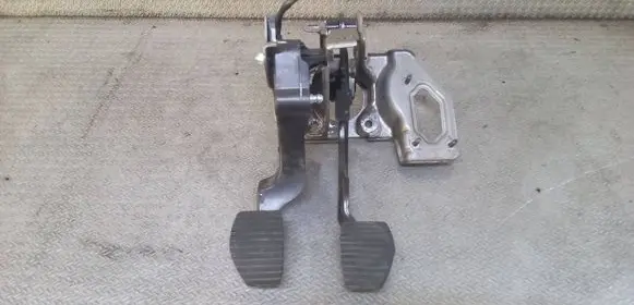 Peugeot 208 I Pedal assembly 