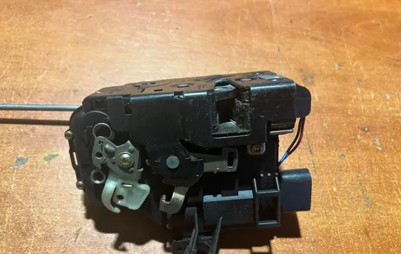 Audi A4 S4 B6 8E 8H Front door lock 4B2837016A 402837016